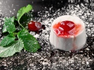 Десертен крем панакота от кисело мляко и желатин със сладко от ягоди - оригинална рецепта